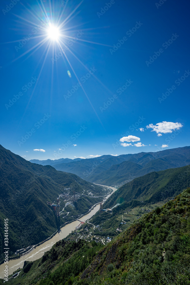 虎跳峡徒步小径上的玉龙雪山全景，