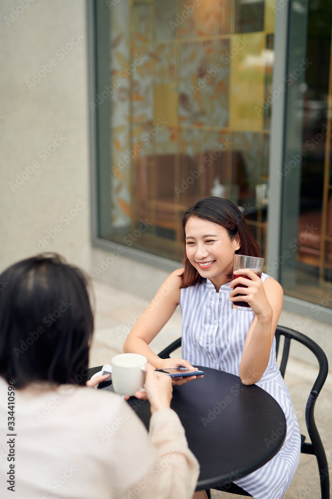 女孩们利用休息时间喝咖啡聊天。