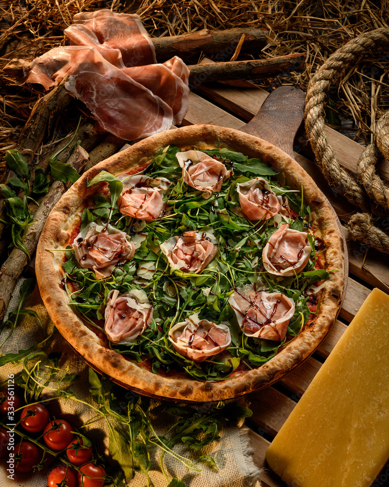 Spinach pizza with ham and cheese