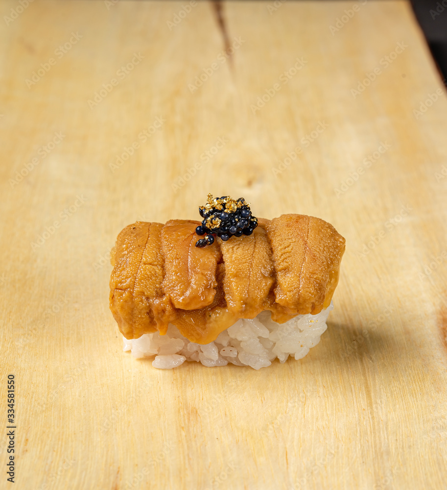 带装饰的日本寿司