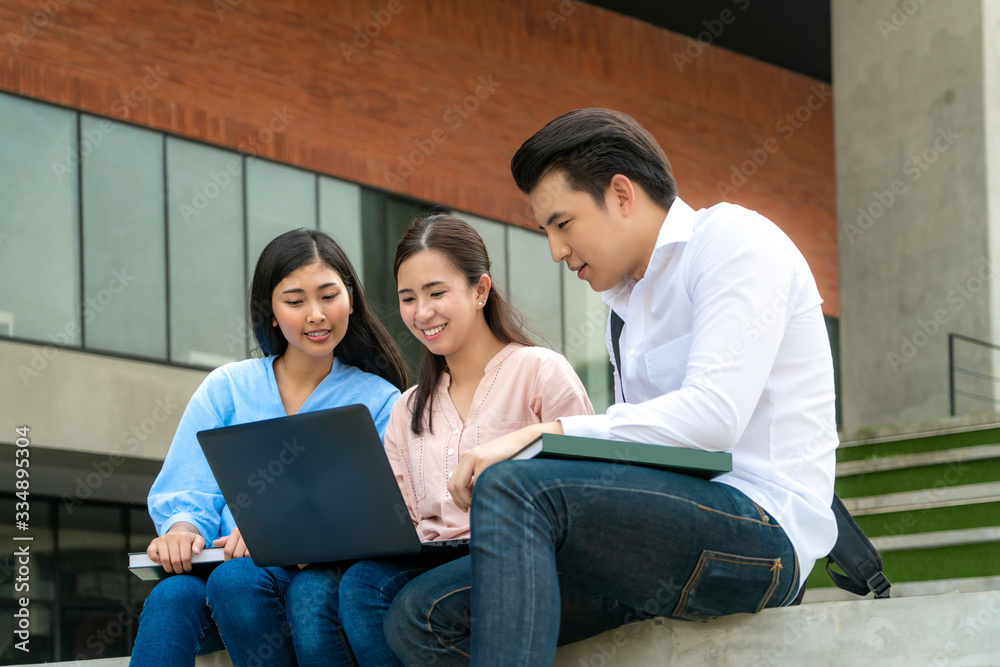 三名亚洲学生正在讨论备考、陈述、学习、备考学习