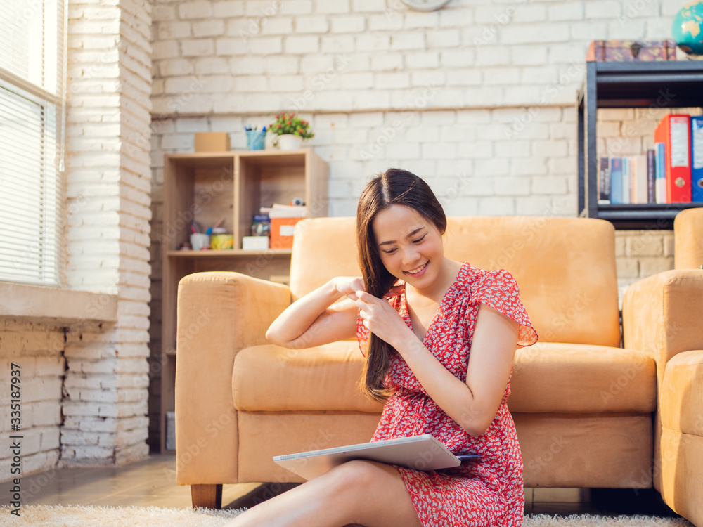 Asian woman She works from home, relax, uses social Follow the news and relax.