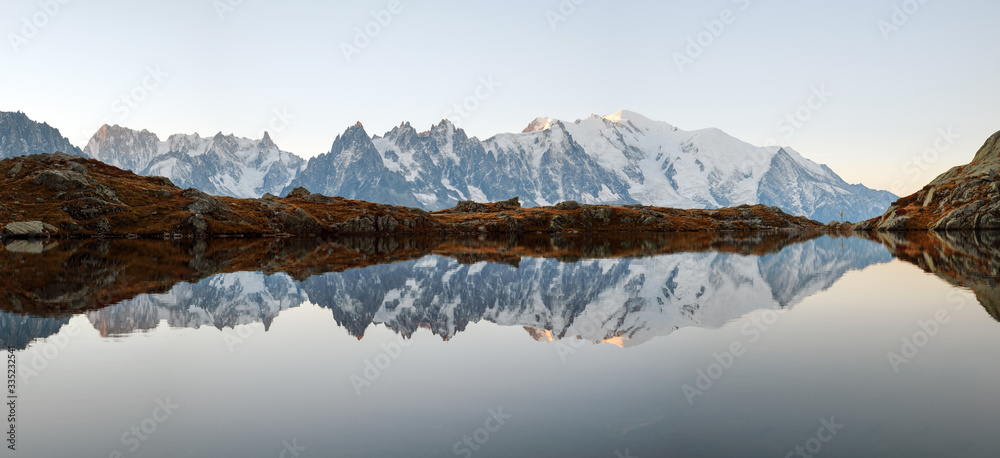 Chesery湖（Lac De Cheserys）和白雪皑皑的Mount Bianco山脉的如画全景