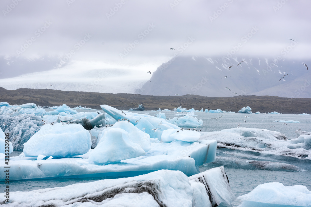 冰岛Jokulsarlon冰川泻湖漂浮冰山的如画景观