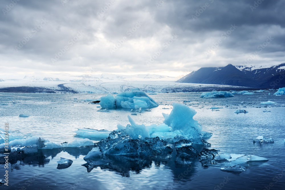 冰岛Jokulsarlon冰川泻湖中漂浮冰山的壮丽夜晚景观