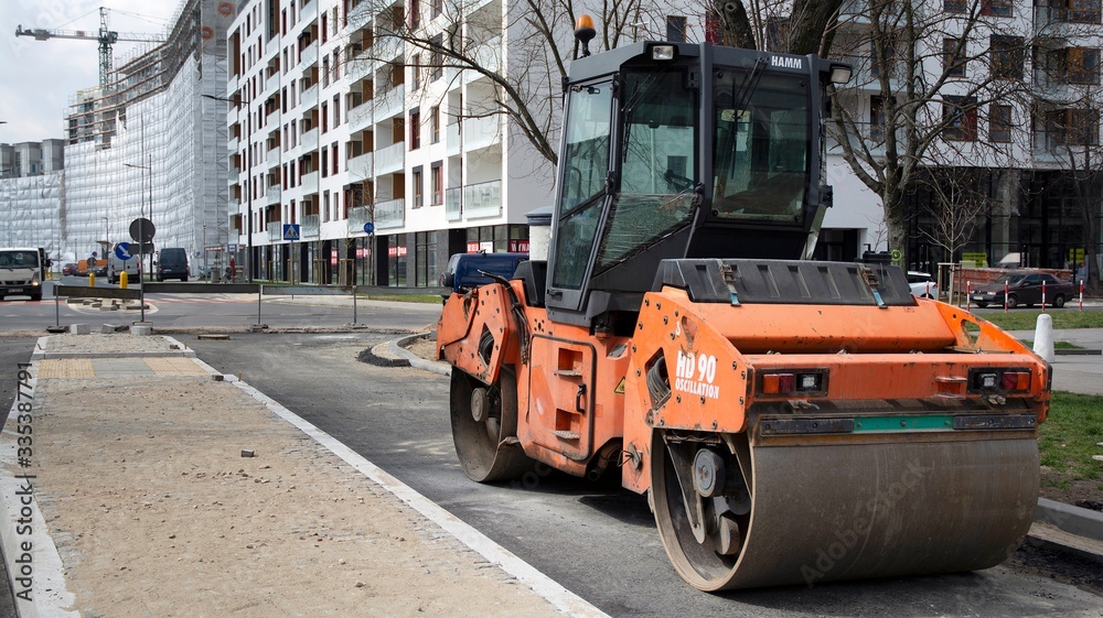 在道路上铺设新的沥青。道路施工。