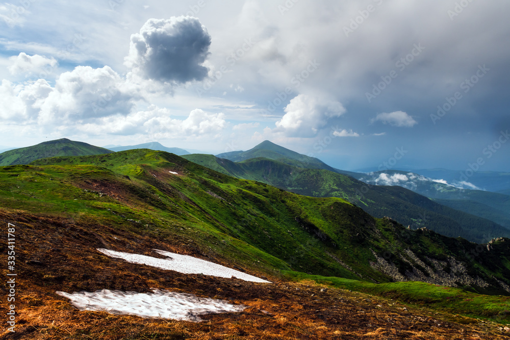 在傍晚的阳光下，雪山闪闪发光。戏剧性的春天景象。喀尔巴特Chornohora山脊