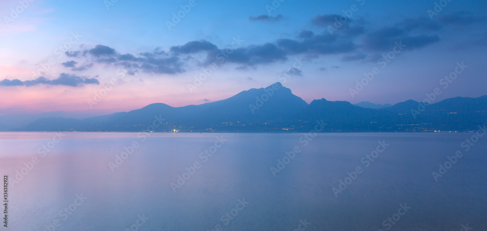 意大利北部日落时加尔达湖美丽的海岸线