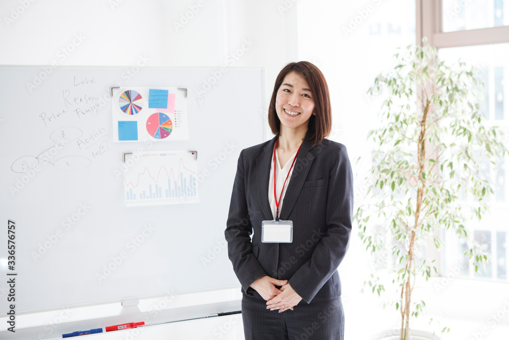 オフィスで仕事をする女性　ポートレート