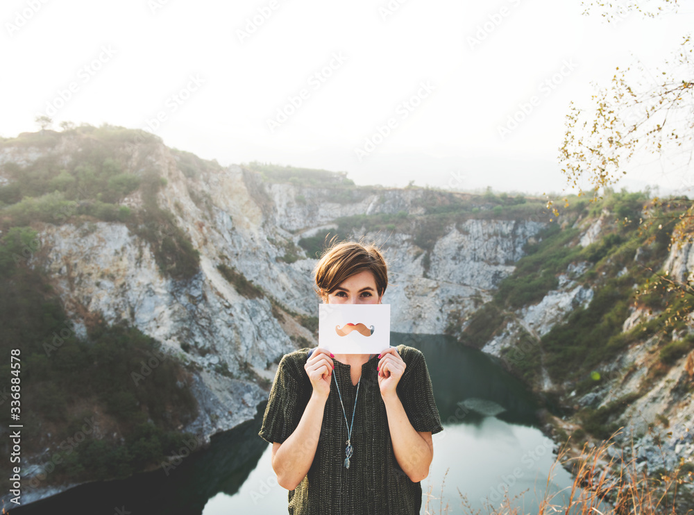 年轻女性旅行者之旅概念