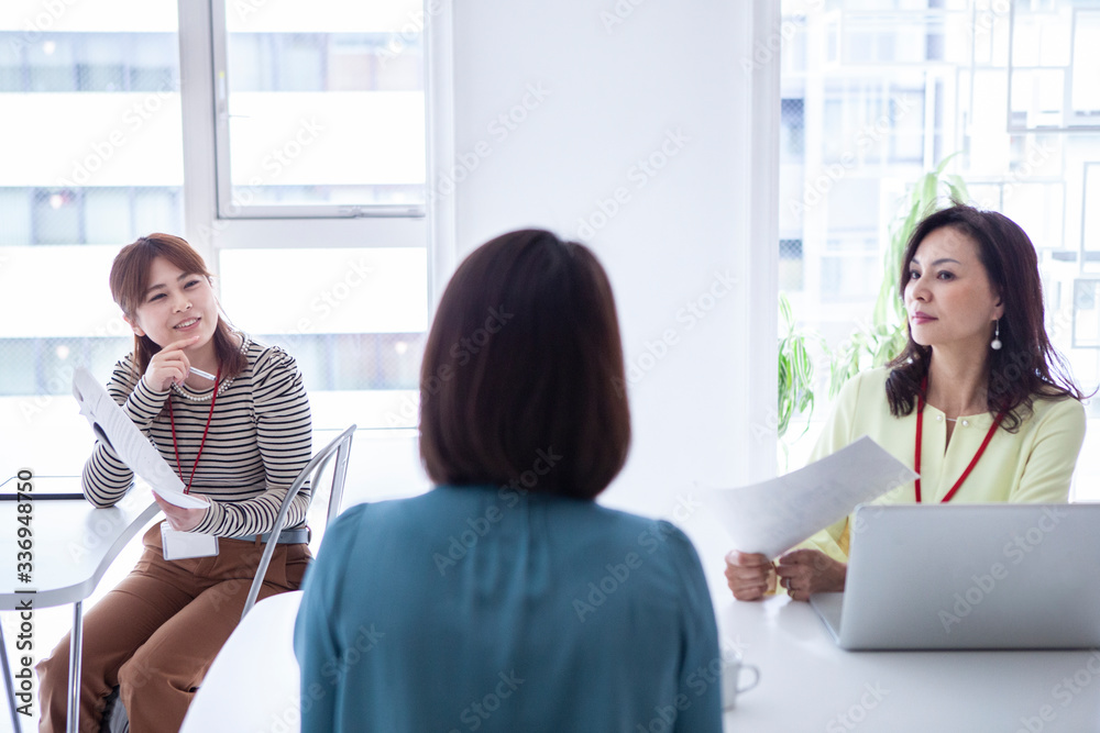 チームでコミュニケーションをとる女性社員