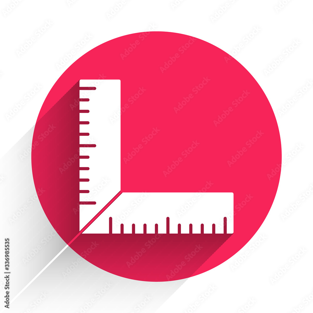 白色角尺图标与长阴影隔离。Setsquare，角尺，木工，量具