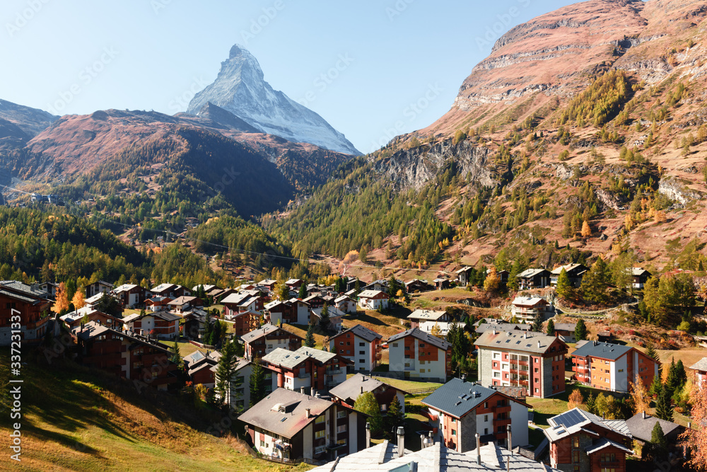 采尔马特市街道与瑞士阿尔卑斯山马特洪峰的秋景。瑞士，欧元