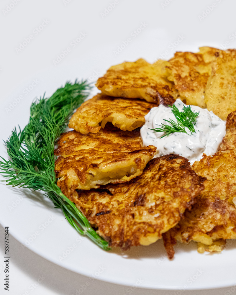 盘子里的土豆煎饼