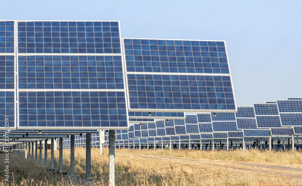 太阳能发电站中的光伏太阳能电池板排阵列替代清洁可再生能源e