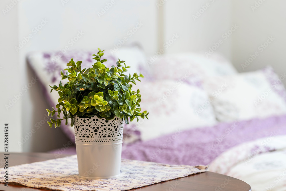 花盆里的塑料植物用来装饰卧室