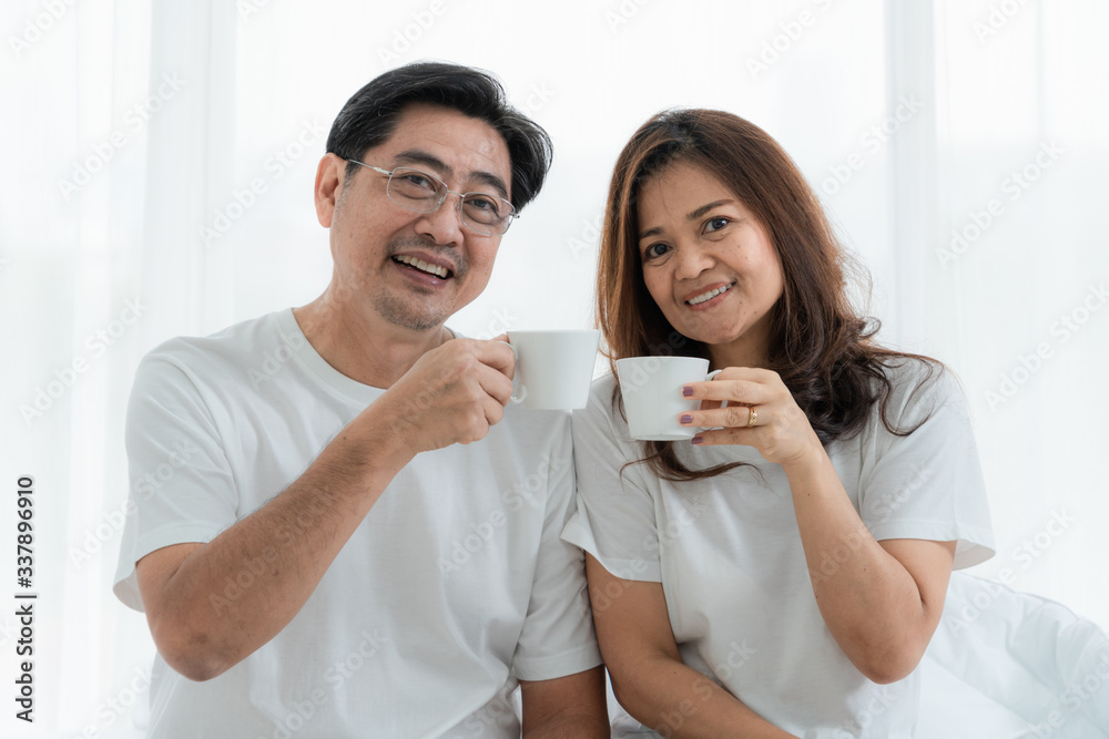 幸福的亚洲老年夫妇在家度过美好时光。老年人退休，健康的老年人