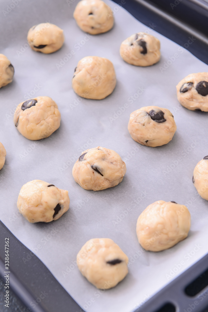 Baking tray with uncooked cookies, closeup