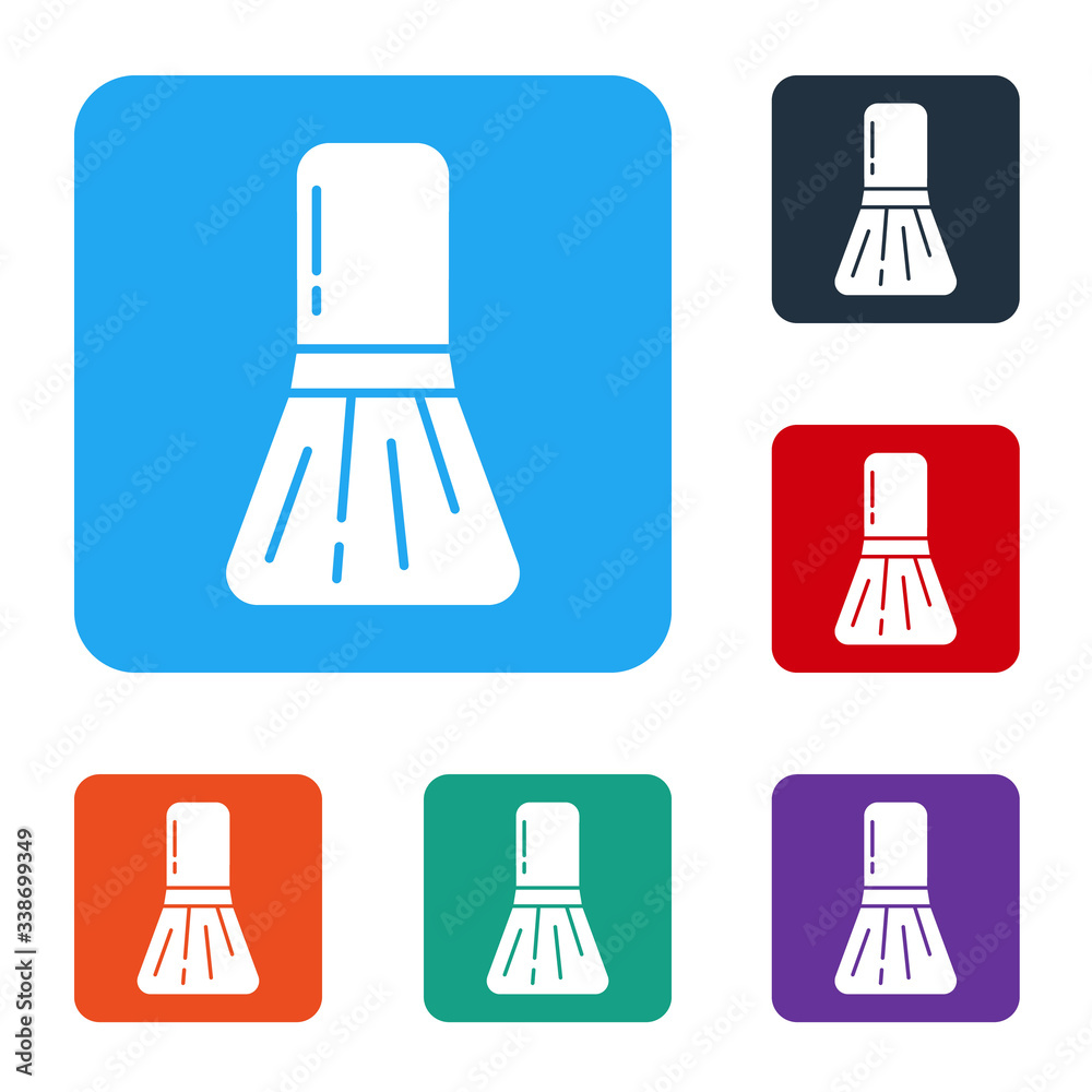 白色化妆刷图标隔离在白色背景上。将图标设置为彩色方形按钮。矢量照明