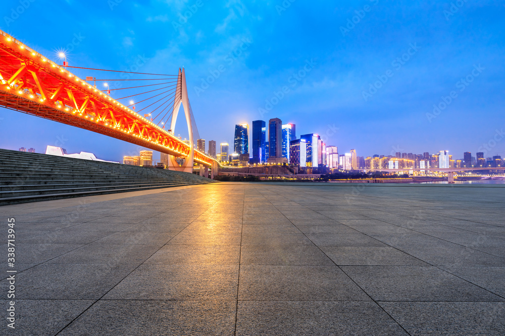 中国重庆，空旷的广场和城市天际线，夜晚有建筑。