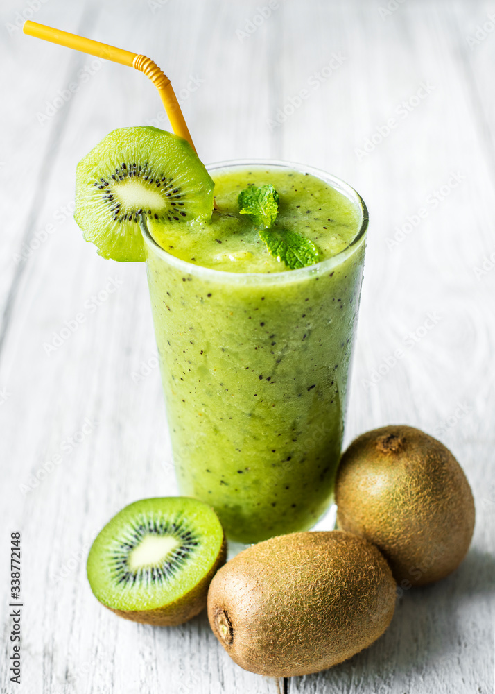 Healthy kiwi smoothie summer recipe