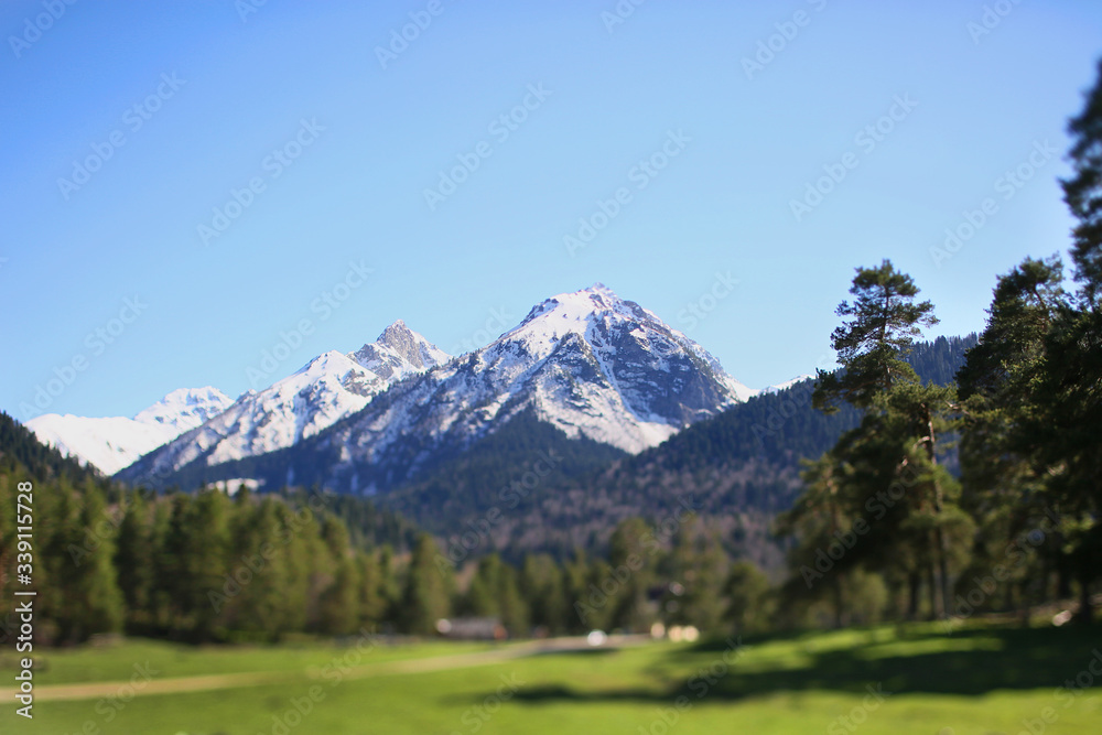 倾斜移动令人惊叹的山脉景观。旅游雪峰景观。徒步旅行保护区Arkhyz Russia