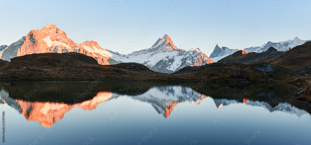 瑞士阿尔卑斯山脉巴查尔普西湖的全景。Wetterhorn、Mittelhorn和的雪峰