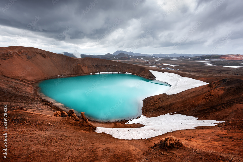 火山口碧绿湖水的壮丽景色。地热谷Leirhnjukur，My