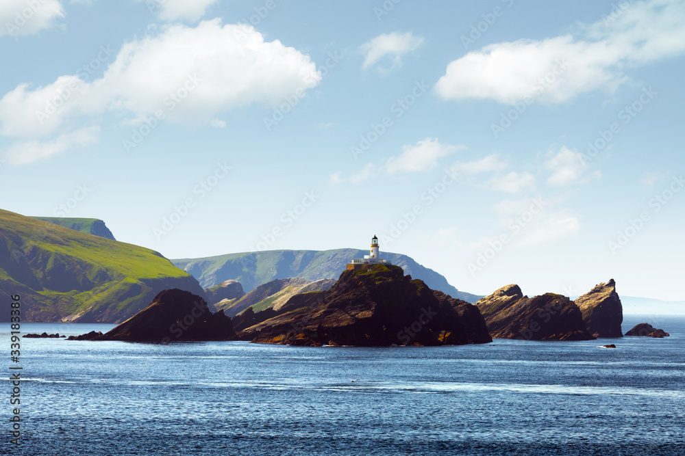 英国、苏格兰、设得兰群岛Muckle Flugga岛上有灯塔的海景。陆地