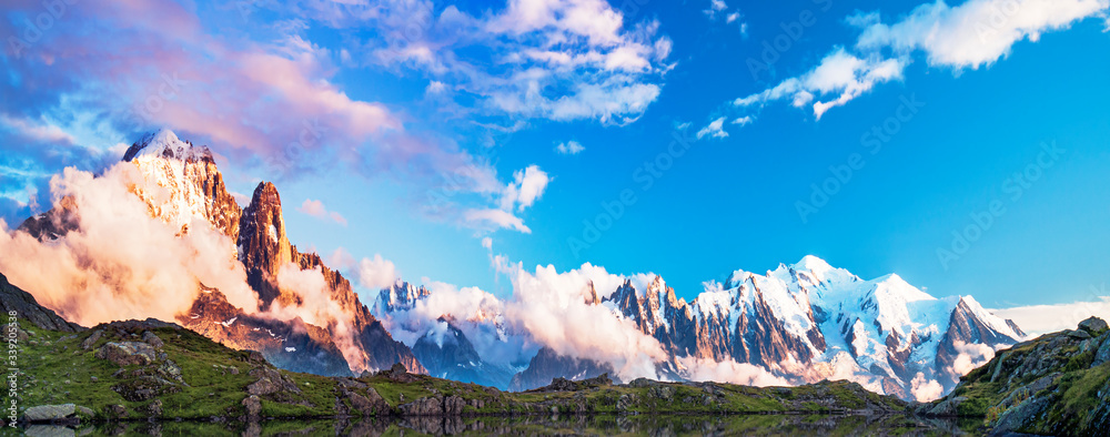 背景为霞慕尼的勃朗湖和勃朗峰（比安科山）的神奇日落全景