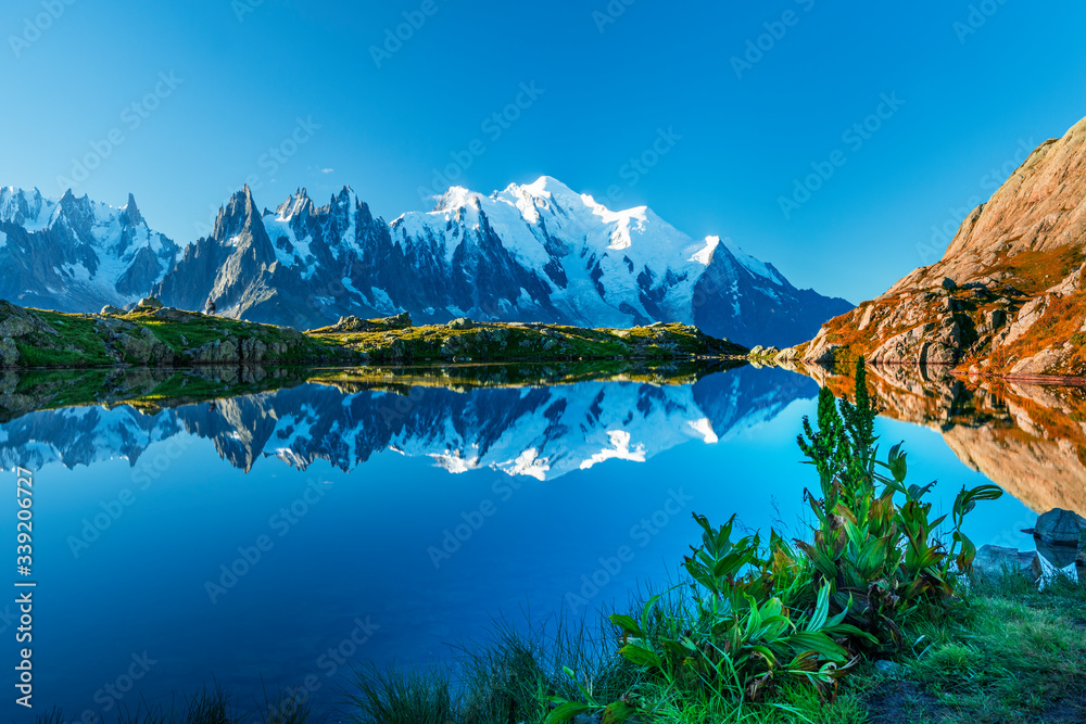 背景为霞慕尼的勃朗湖和勃朗峰（比安科山）的神奇日落全景