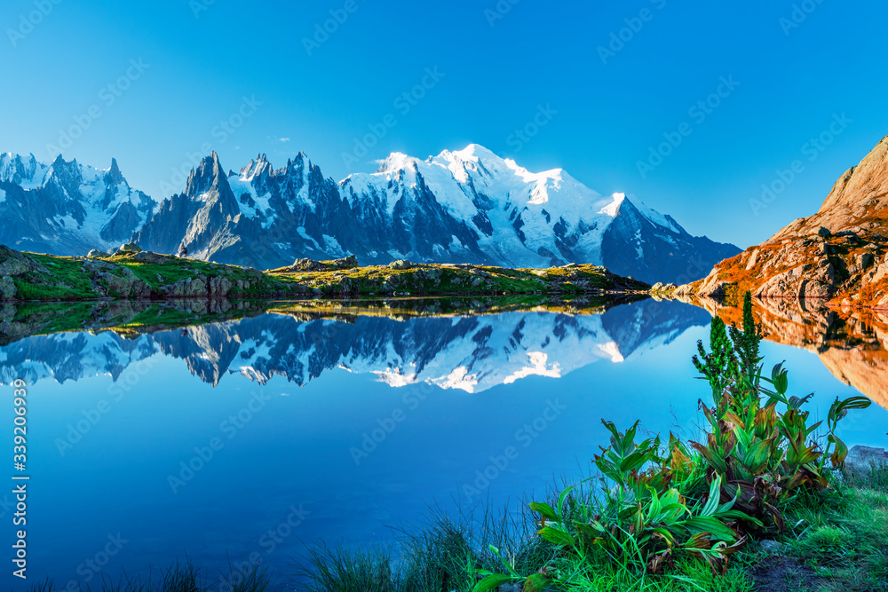 背景为霞慕尼的勃朗湖和勃朗峰（比安科山）的神奇日落全景