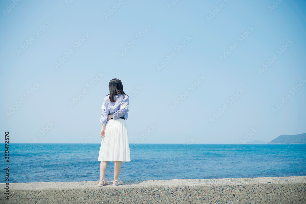 女性　夏　海