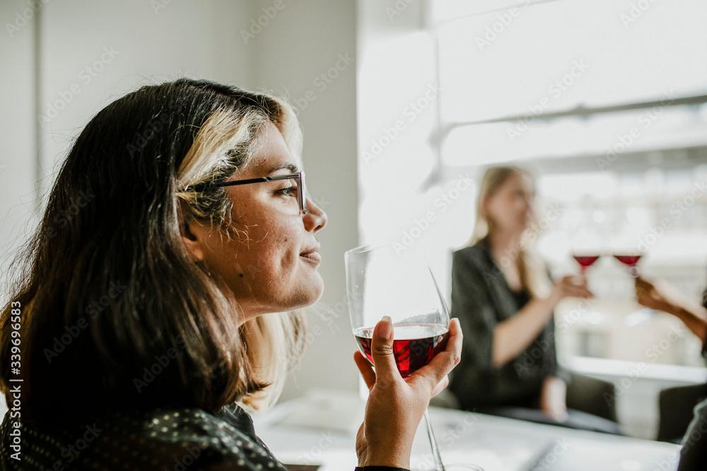 优雅的女商人享受葡萄酒