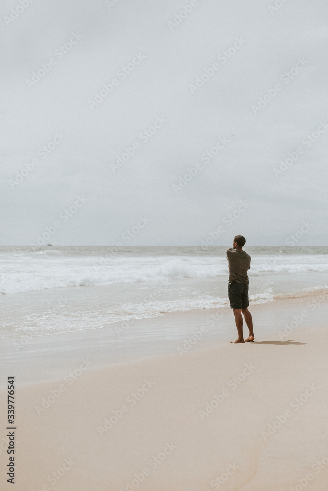 海滩上的顽皮男人