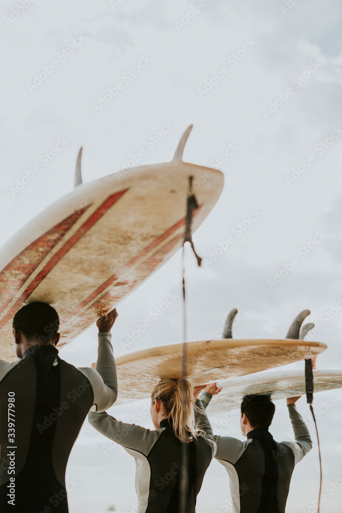 冲浪朋友拿着冲浪板