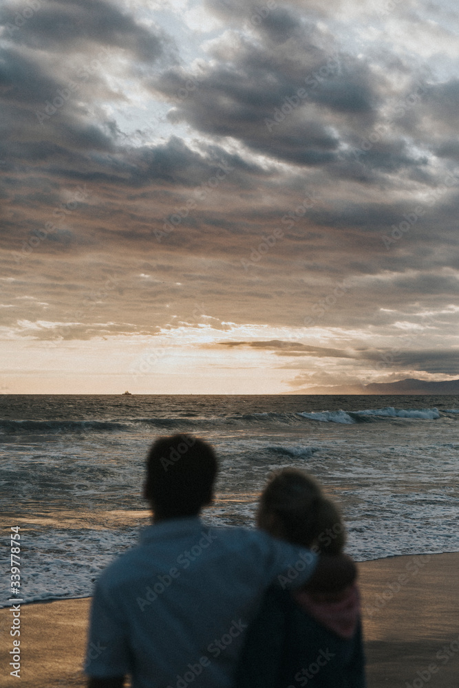 海滩上的浪漫情侣