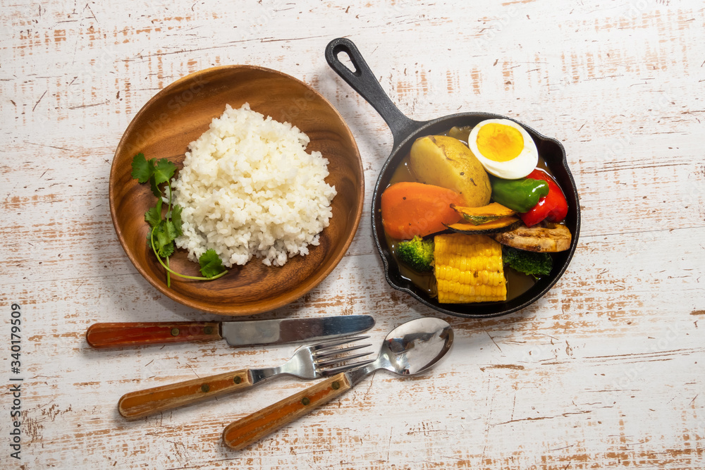 野菜カレー Vegetable curry made in an iron pan