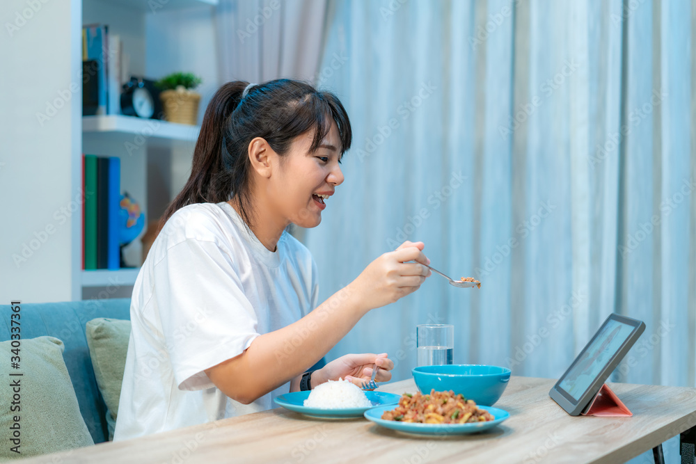 亚洲女性虚拟快乐时光与男友在网上共进晚餐和美食