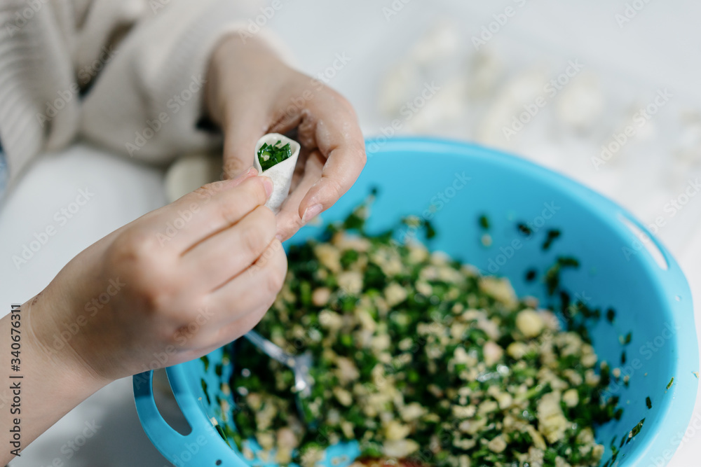 厨师在厨房里包饺子