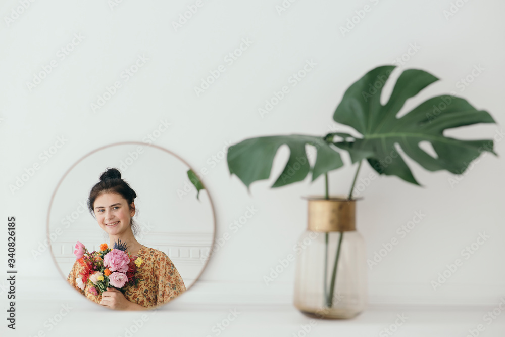 手捧鲜花的女人