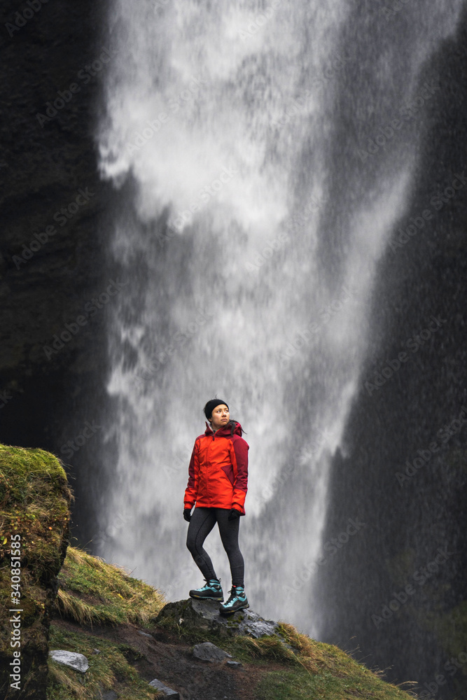 瀑布边的旅行者