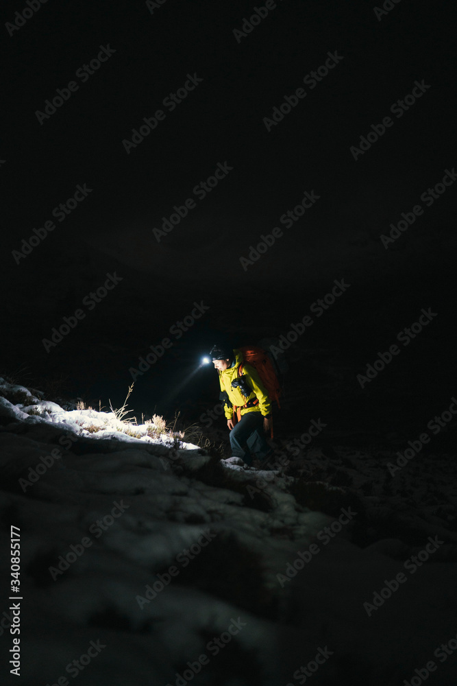 夜间雪地徒步旅行