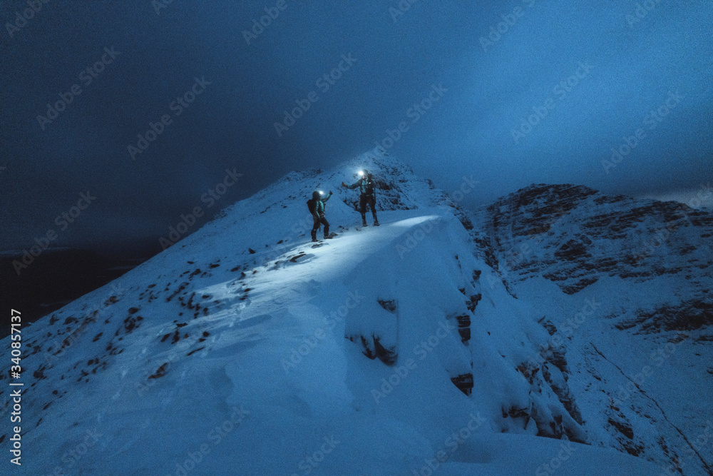 雪地里的夜间徒步旅行