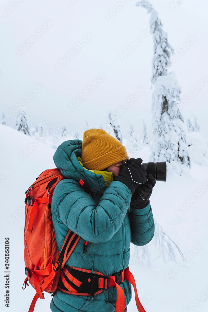 风景摄影师拍摄白雪皑皑的拉普兰