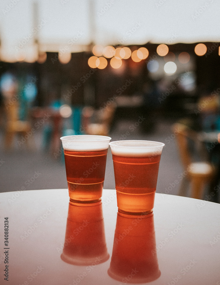 两个装有啤酒的塑料杯