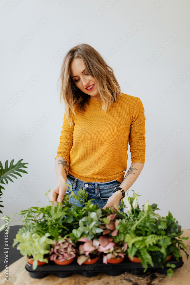 照料植物的女人