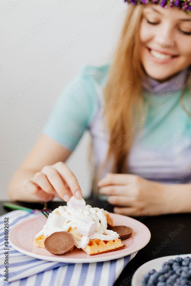 生日女孩吃华夫饼