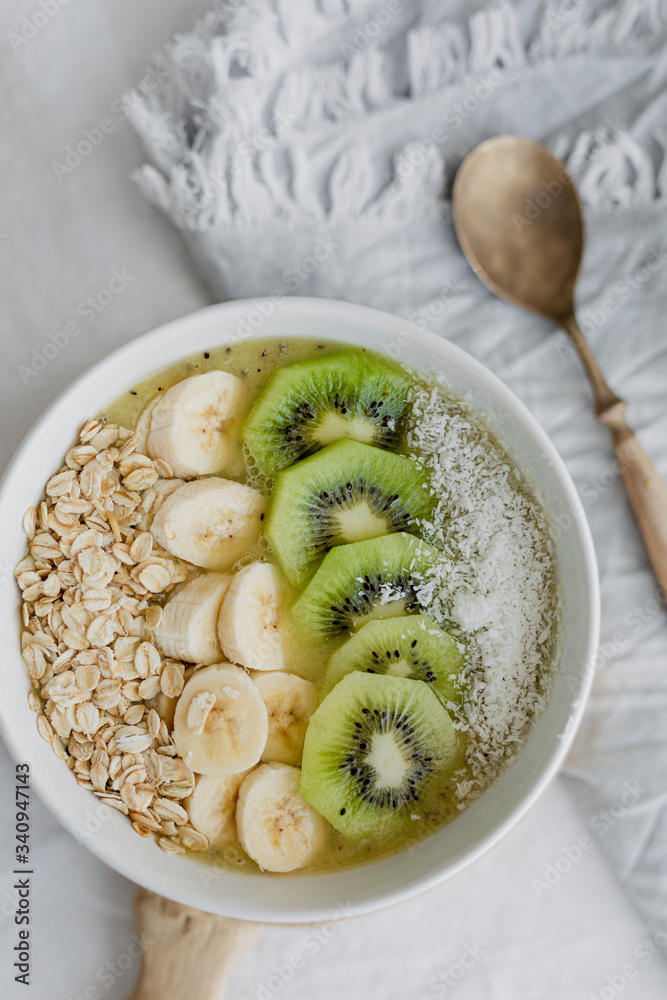 Smoothie bowl with kiwi