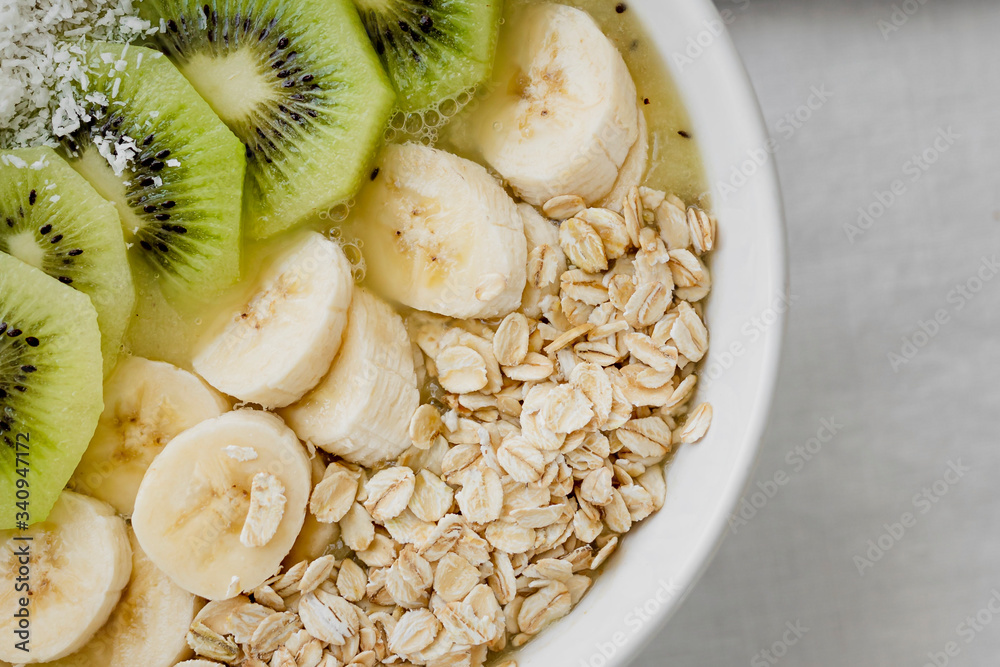 Smoothie bowl with kiwi